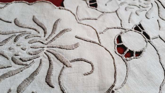 2 Embroidered linen doilies - 13cm