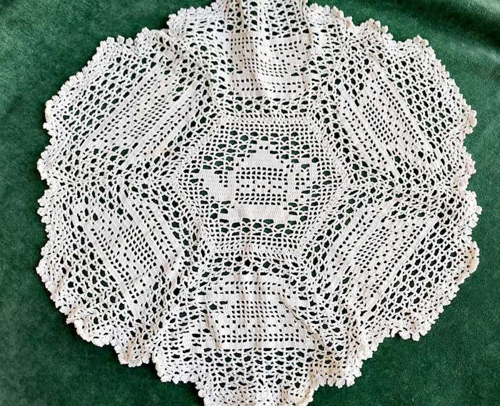 White crochet doilie - teapot motif - 28cm
