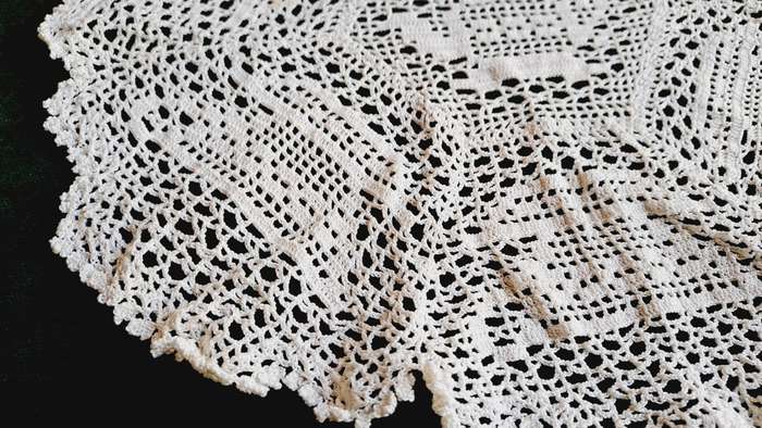 White crochet doilie - teapot motif - 28cm