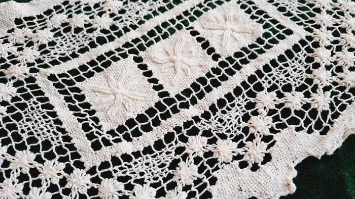 Knotted lace mat 36 x 20cm