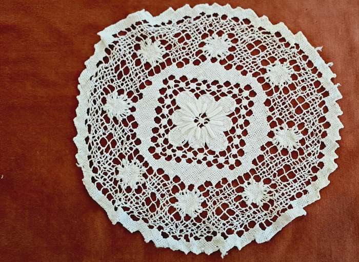 Small, handknotted lace doilie - white- 24 cm