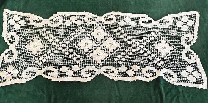 Handknotted lace runner -white - 80 x 26 cm