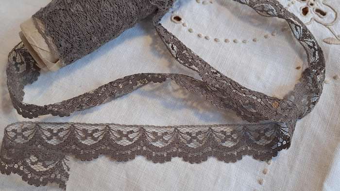 3m of pretty brown lace, synthetic 2cm wide,