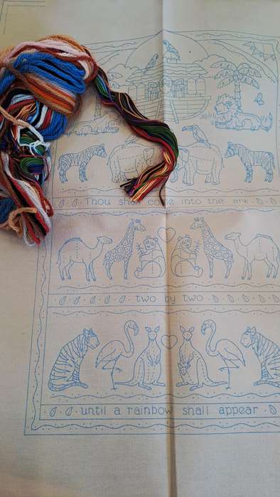 Dimensions - crewel embroidery kit - 45 x 30 cm - linen, thread and pattern included.