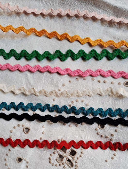 Vintage ricrac braid trim - price is per metre