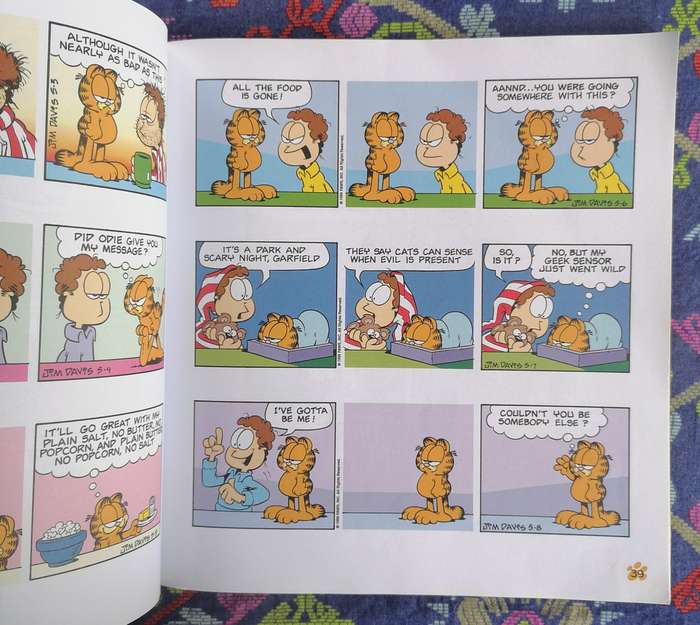 Garfield Hogs the Spotlight by Jim Davis (His 36th Book)
