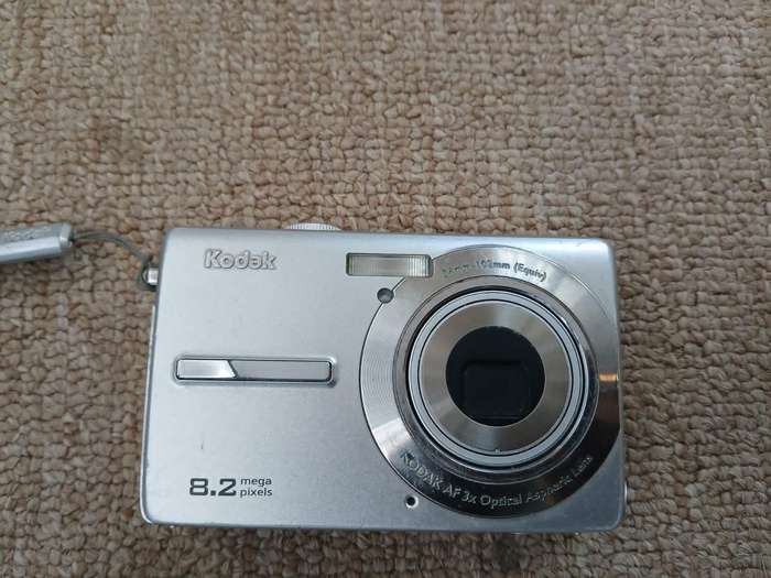 Kodak Easyshare M863 8.2 MP Digital Camera with 3xOptical Zoom