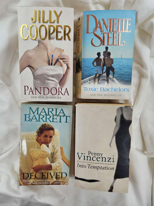 BOOK BUNDLE: 4x Romance Novels (Less than perfect condition)