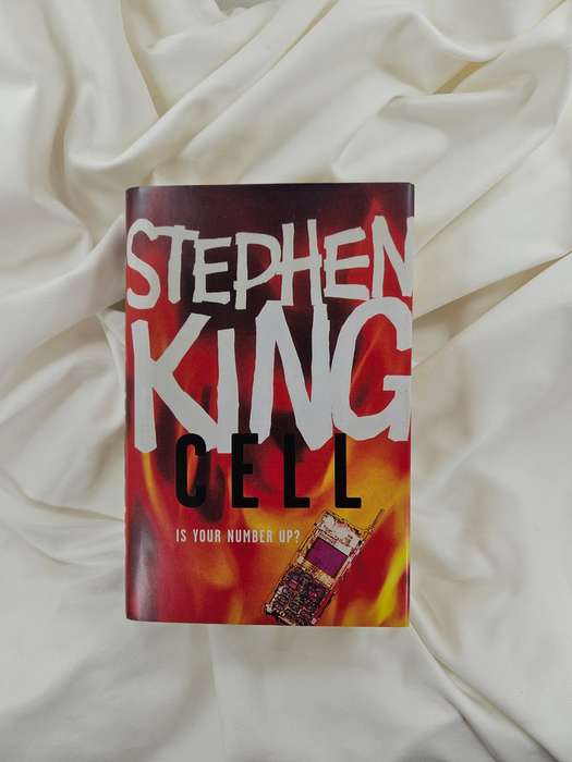 Cell by Stephen King - Hardback (with REPLICA dust jacket)