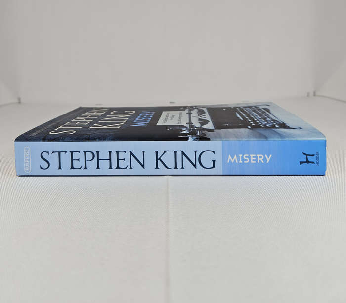 Misery by Stephen King - Paperback