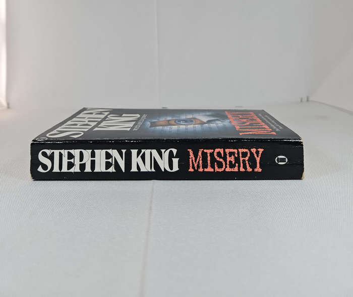 Misery by Stephen King - Paperback