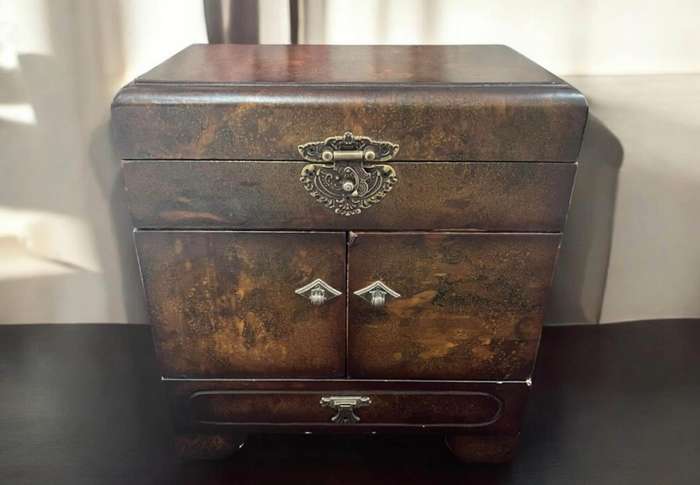 Jewellery holder