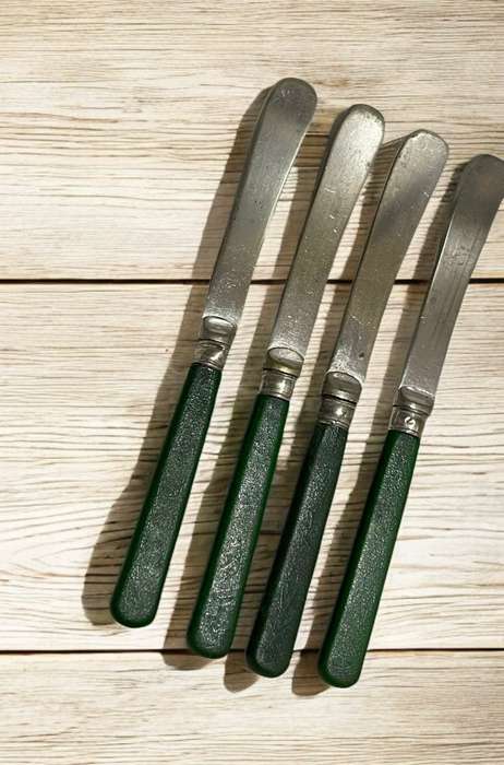 Butter knives each