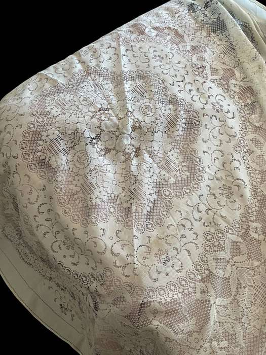 Tablecloth lace round each(NR23)