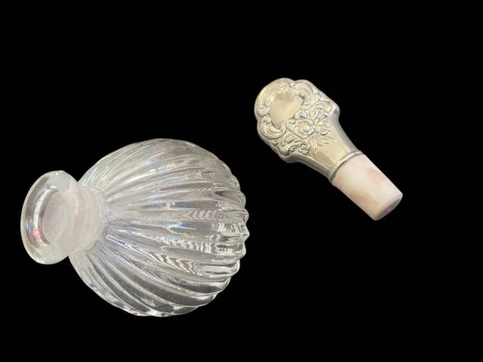 Perfume bottle(C)