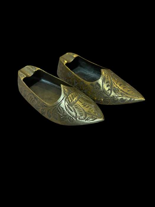 Ornament shoes brass