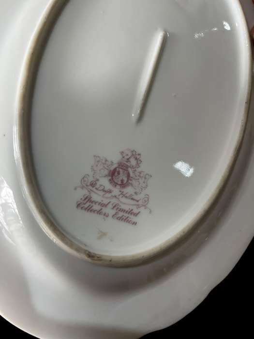 Plates display Delft pink each