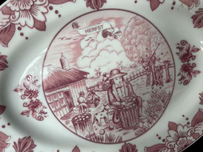 Plates display Delft pink each