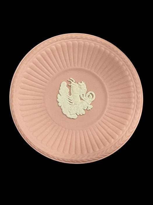 Plate display Wedgwood pink