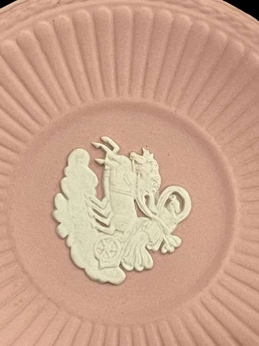 Plate display Wedgwood pink