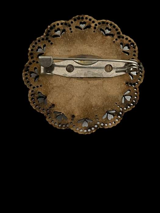 Brooch wood