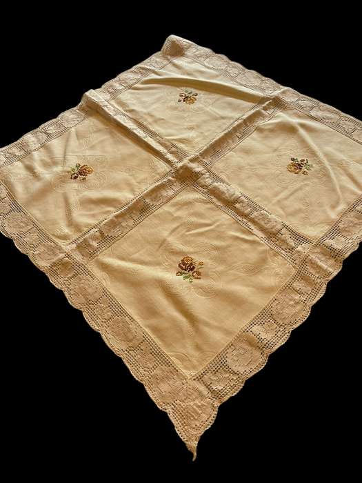 Table centre piece/overlay /tablecloth crochet edge(13)