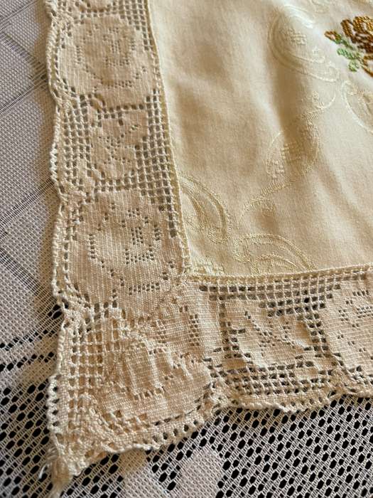 Table centre piece/overlay /tablecloth crochet edge(13)