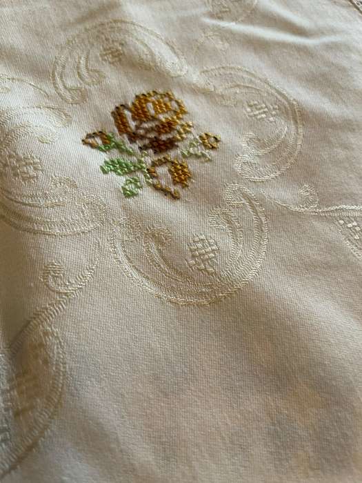 Table centre piece/overlay /tablecloth crochet edge(13)