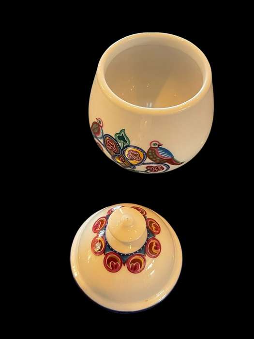 Ginger jar/trinket holder Elizabeth Arden