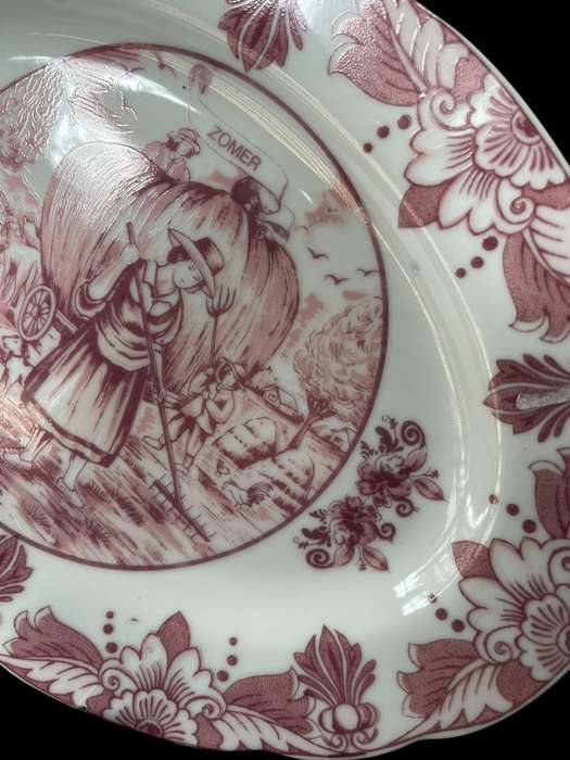 Plates display Delft pink each