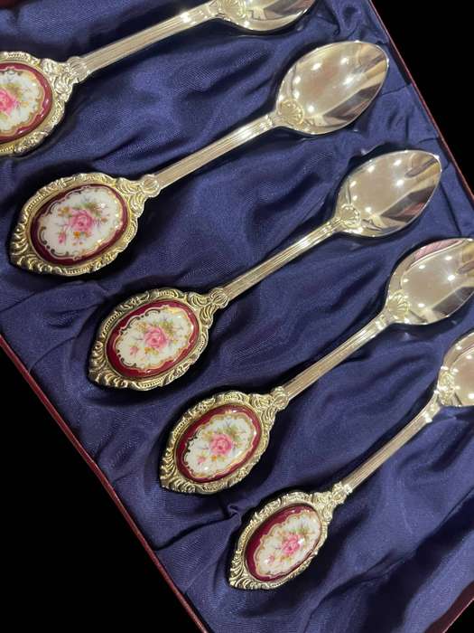 Teaspoons porcelain topoed