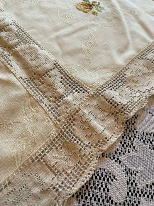 Table centre piece/overlay /tablecloth crochet edge(13)