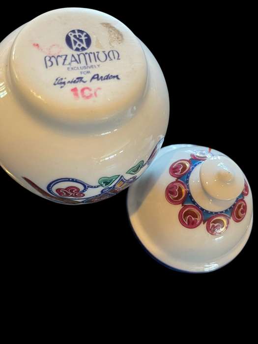 Ginger jar/trinket holder Elizabeth Arden