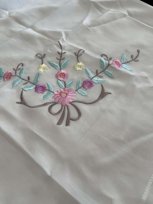 Table centrepiece /overlay embroidered(NR59)