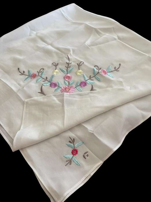 Table centrepiece /overlay embroidered(NR59)