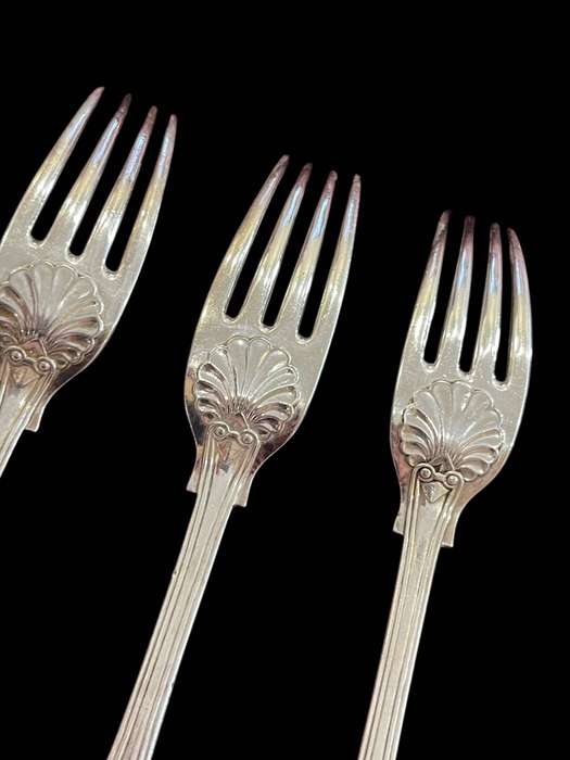 Dinner forks Queens pattern