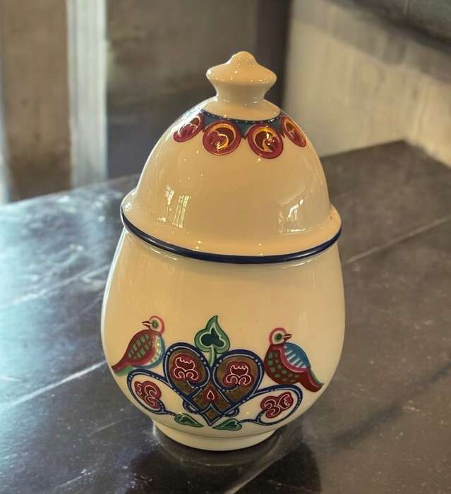 Ginger jar/trinket holder Elizabeth Arden