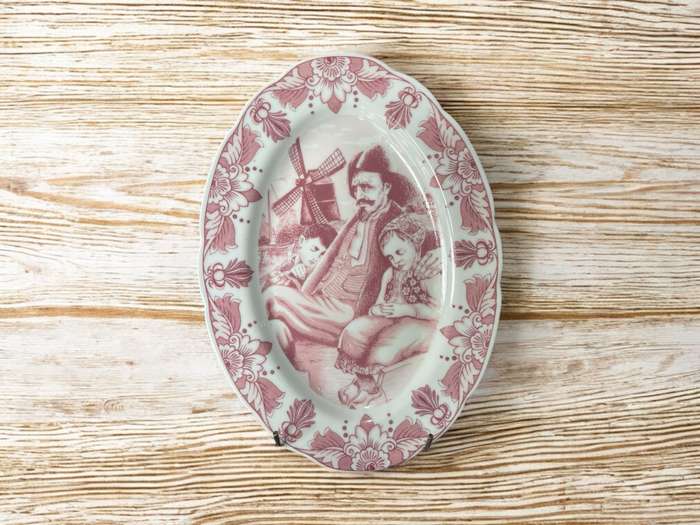 Plates display Delft pink each
