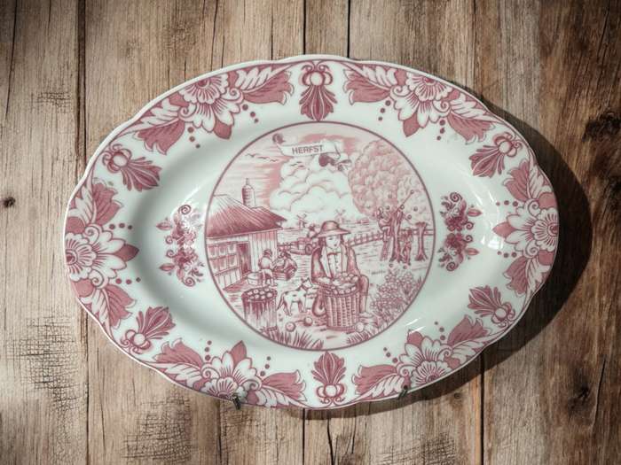 Plates display Delft pink each