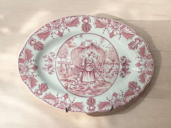 Plates display Delft pink each