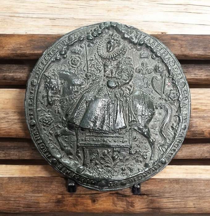 Plate display moulded