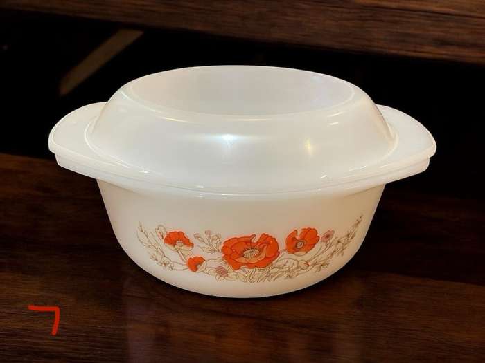 Oven dish milk glass lidded(NR7)