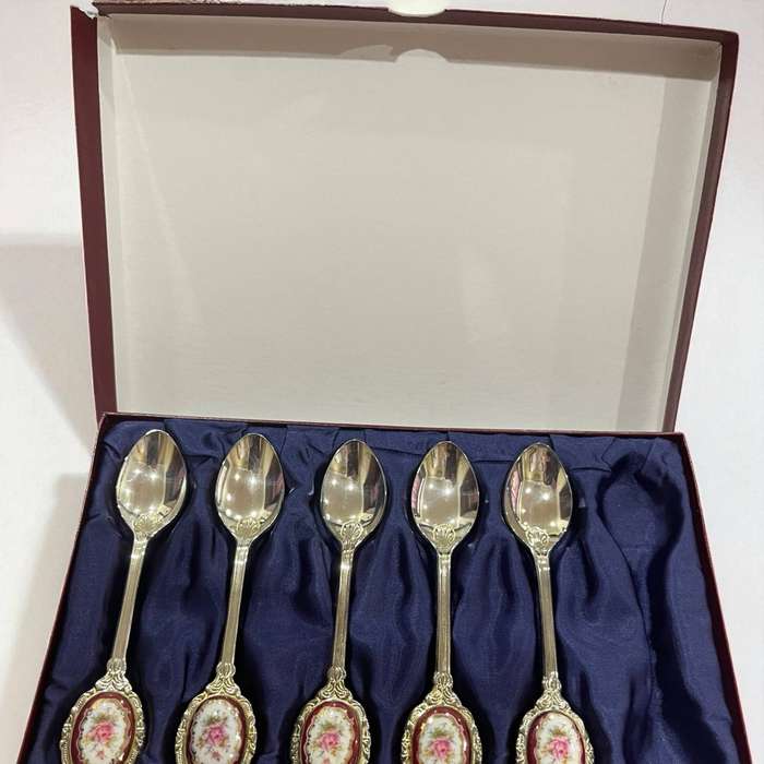 Teaspoons porcelain topoed