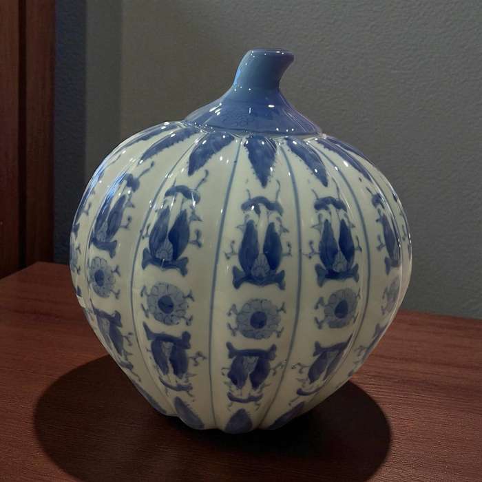 Holder/biscuit barrel