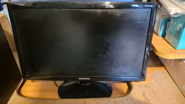 Mecer X109 and 19 inch Samsung monitor - 2 on auction