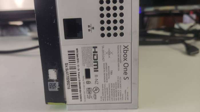 Xbox One S / Controller / 2x Batteries