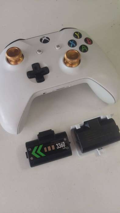 Xbox One S / Controller / 2x Batteries