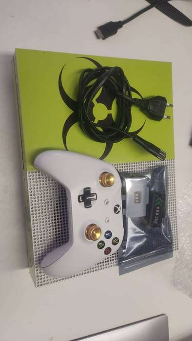 Xbox One S / Controller / 2x Batteries