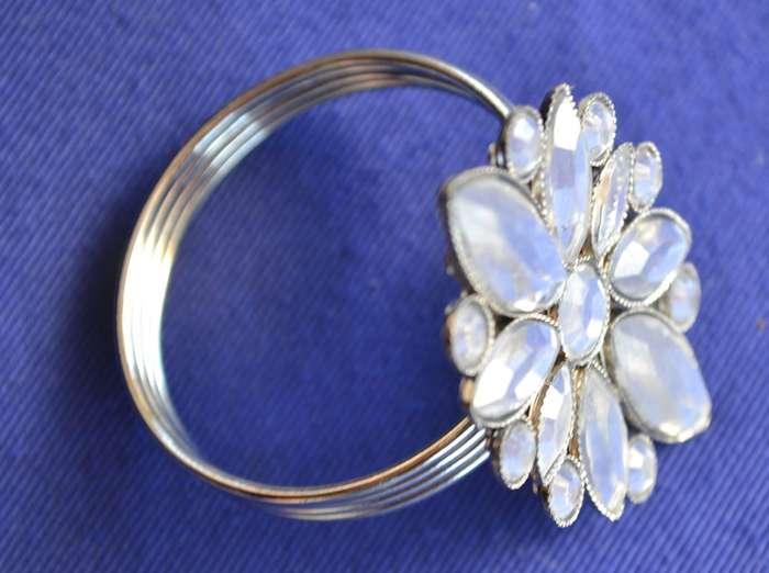 Boxed Set of Four Napkin Rings Diamond and Silver x 2