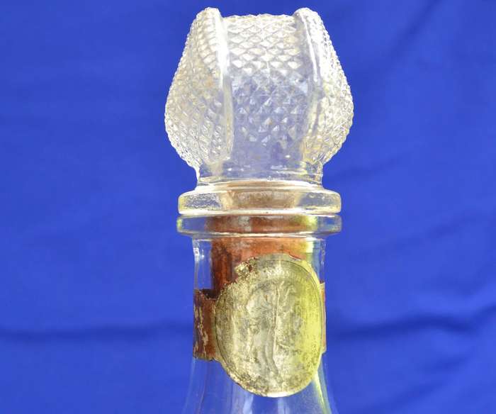 Magazzin Wobble Bottle Decanter Bottle and 2 branded Glass Glasses